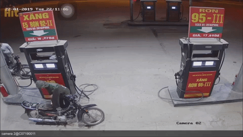 Clip: Nam thanh niên bật lửa soi bình xăng khiến xe máy bốc cháy dữ dội, nhiều người chứng kiến khiếp đảm