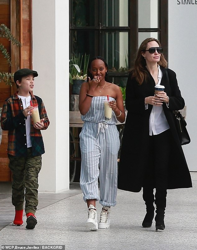 Lần đầu xuất hiện sau tin đồn hẹn hò, Brad Pitt và Charlize Theron phản ứng thế nào trước paparazzi?