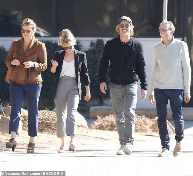 Lần đầu xuất hiện sau tin đồn hẹn hò, Brad Pitt và Charlize Theron phản ứng thế nào trước paparazzi?