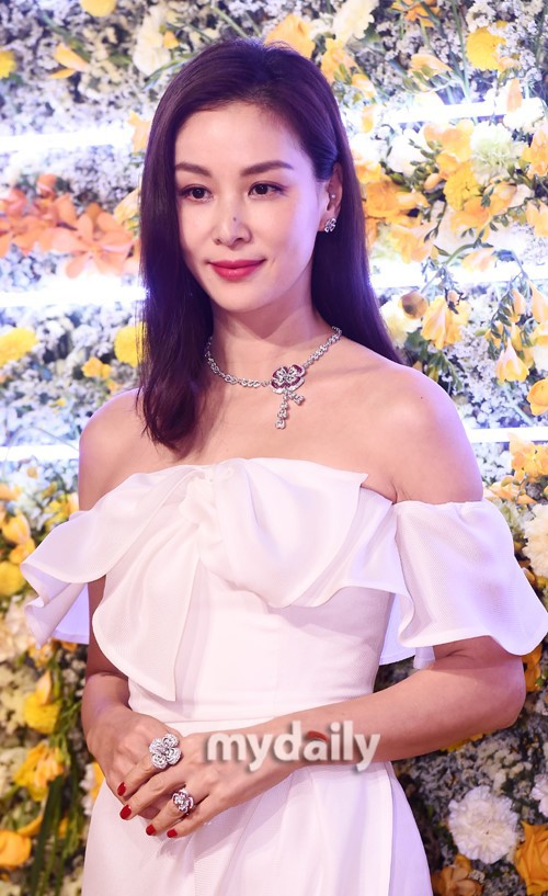 Bà xã Jang Dong Gun 46 tuổi vẫn trẻ trung xinh đẹp và cư dân mạng đã tìm ra nguyên nhân Bà xã Jang Dong Gun 46 tuổi vẫn trẻ trung xinh đẹp và cư dân mạng đã tìm ra nguyên nhân