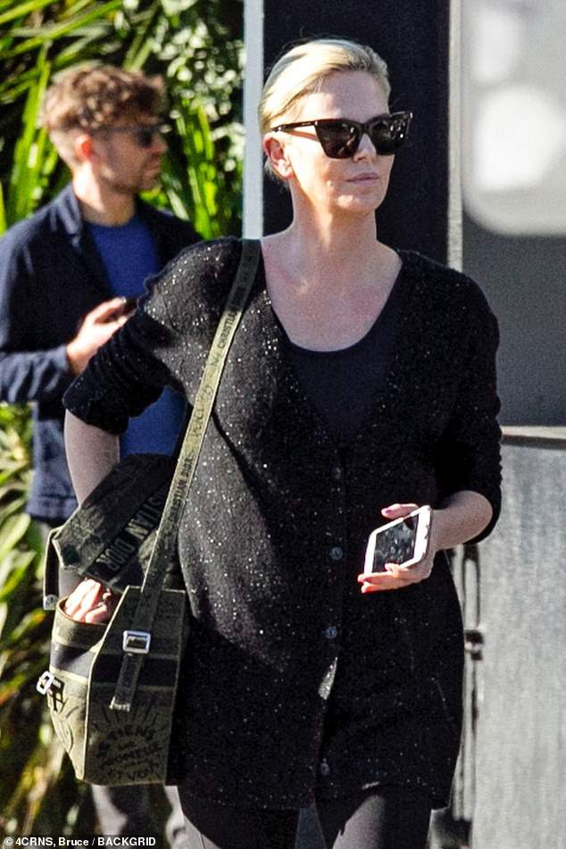 Lần đầu xuất hiện sau tin đồn hẹn hò, Brad Pitt và Charlize Theron phản ứng thế nào trước paparazzi?