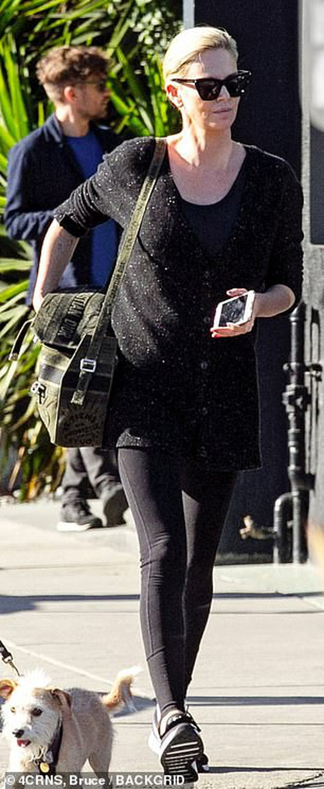 Lần đầu xuất hiện sau tin đồn hẹn hò, Brad Pitt và Charlize Theron phản ứng thế nào trước paparazzi?