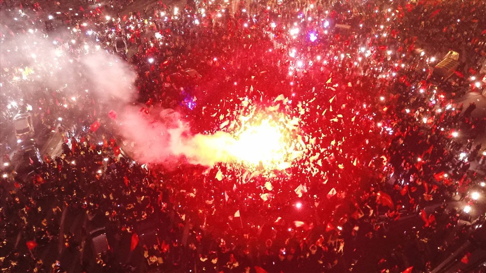 CĐV Việt Nam đổ ra đường ăn mừng chiến thắng, còn các nước thế nào?