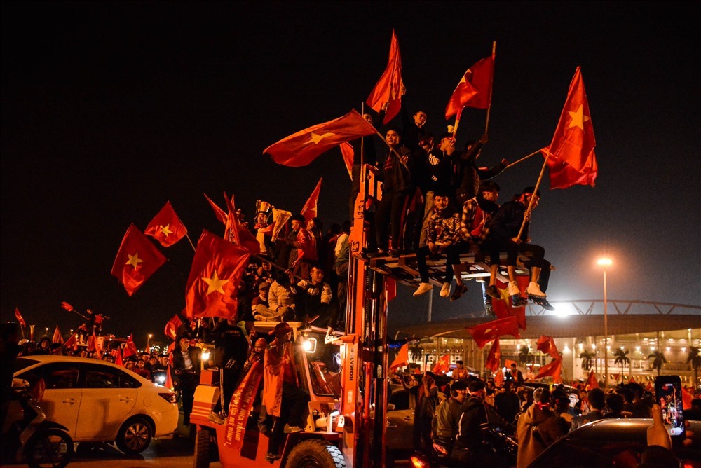 CĐV Việt Nam đổ ra đường ăn mừng chiến thắng, còn các nước thế nào?