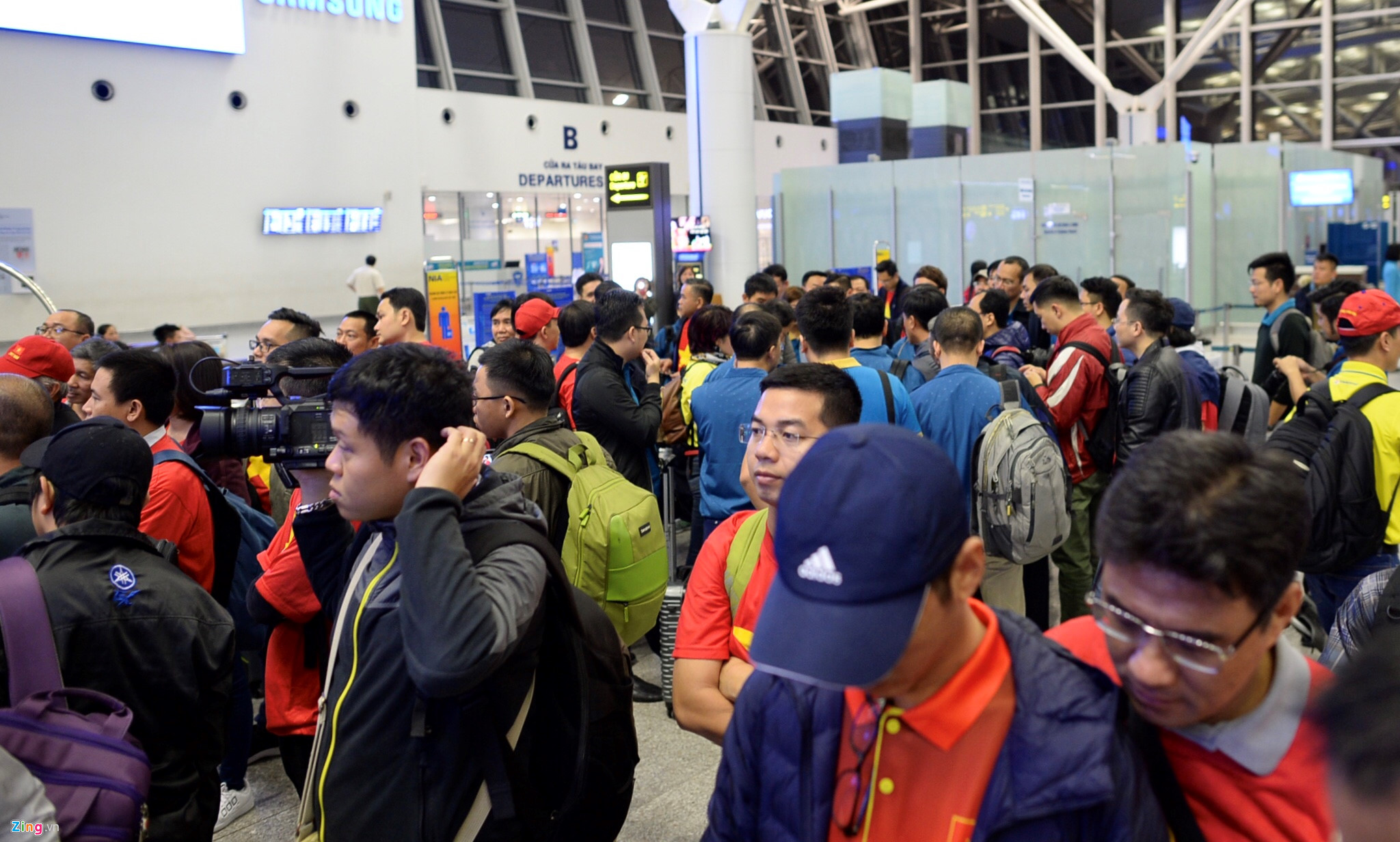 Video ảnh: CĐV lên đường sang Dubai xem bóng đá, sân bay Nội Bài ngập sắc đỏ