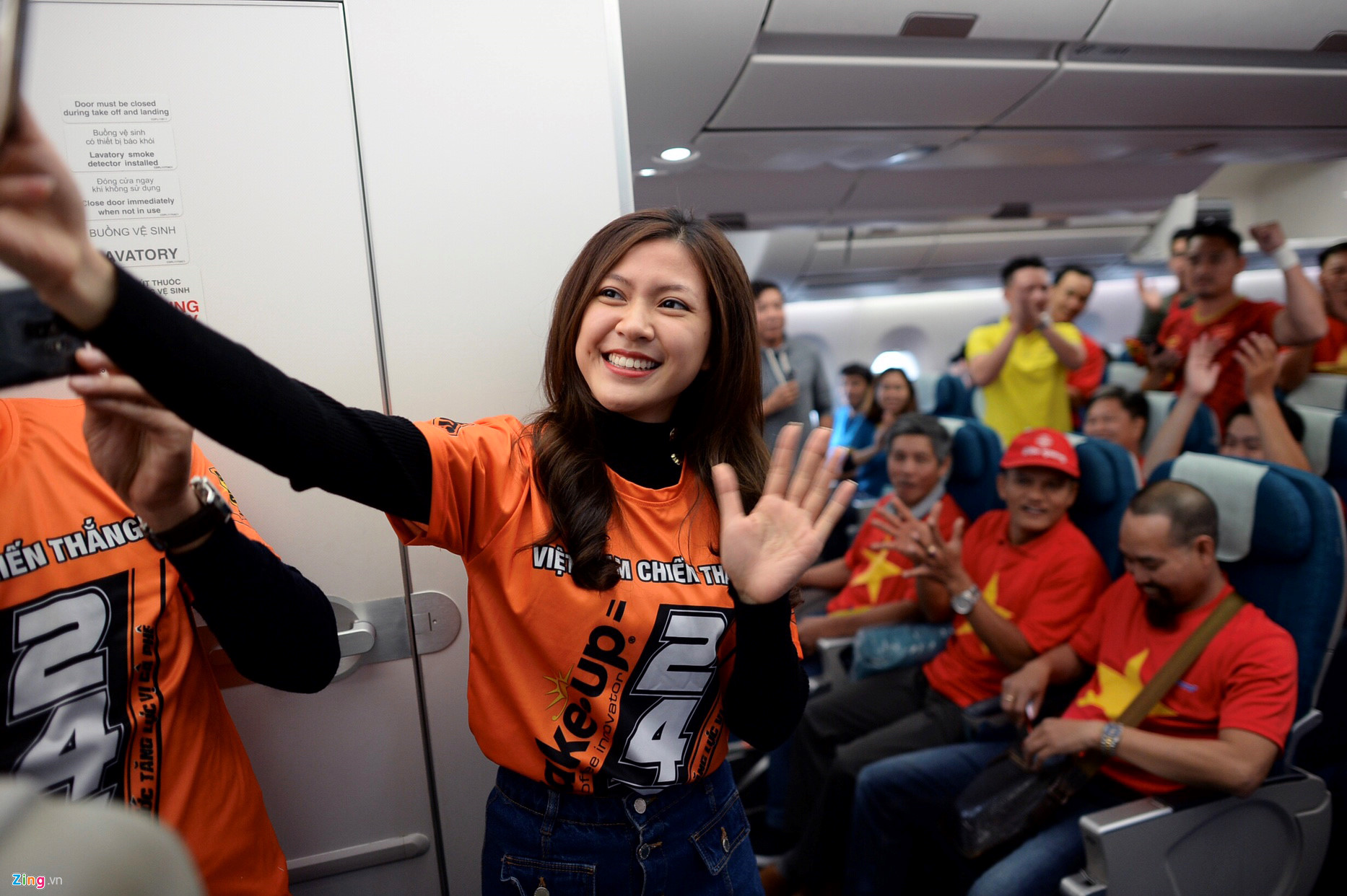 Video ảnh: CĐV lên đường sang Dubai xem bóng đá, sân bay Nội Bài ngập sắc đỏ