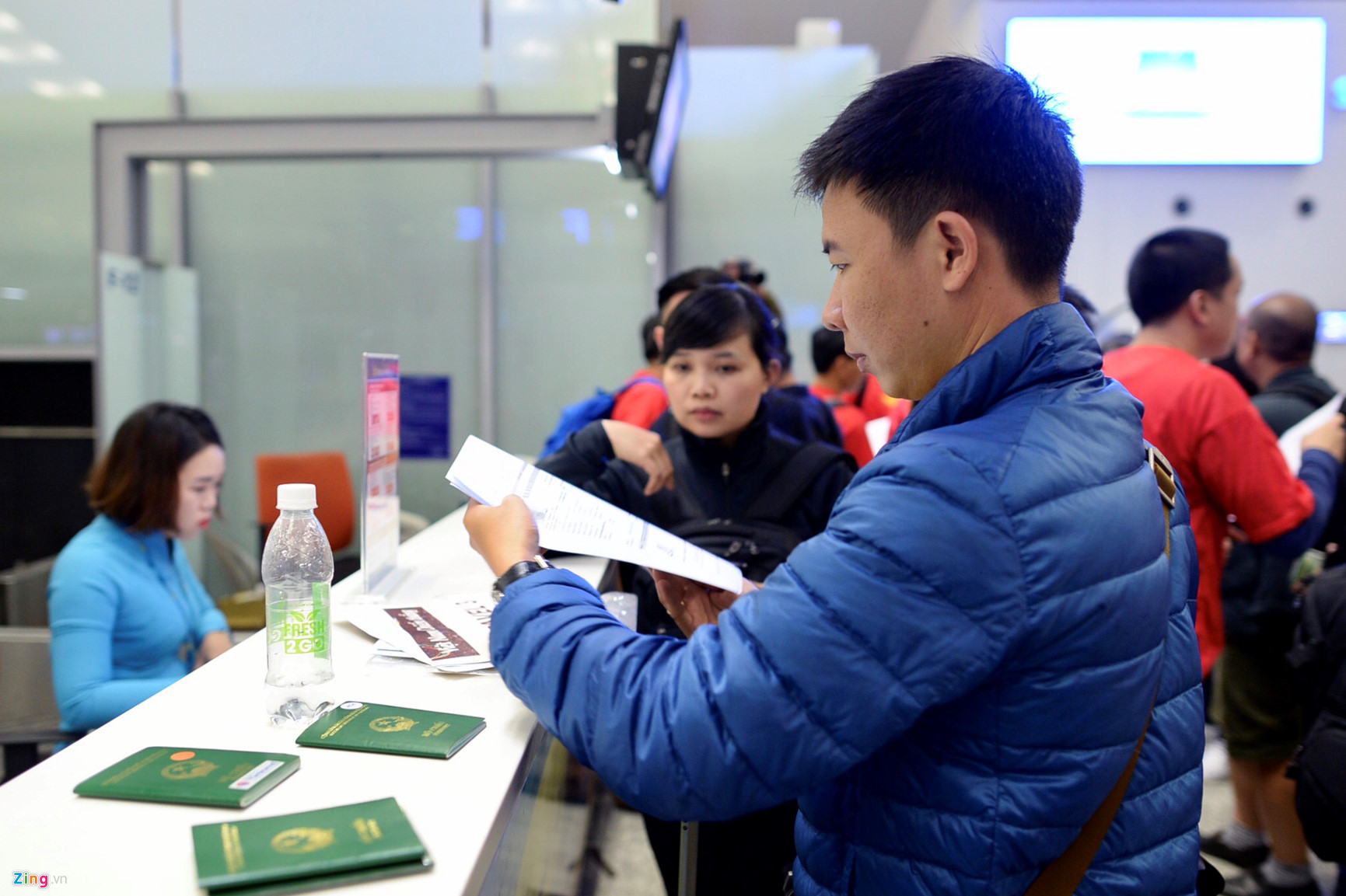 Video ảnh: CĐV lên đường sang Dubai xem bóng đá, sân bay Nội Bài ngập sắc đỏ