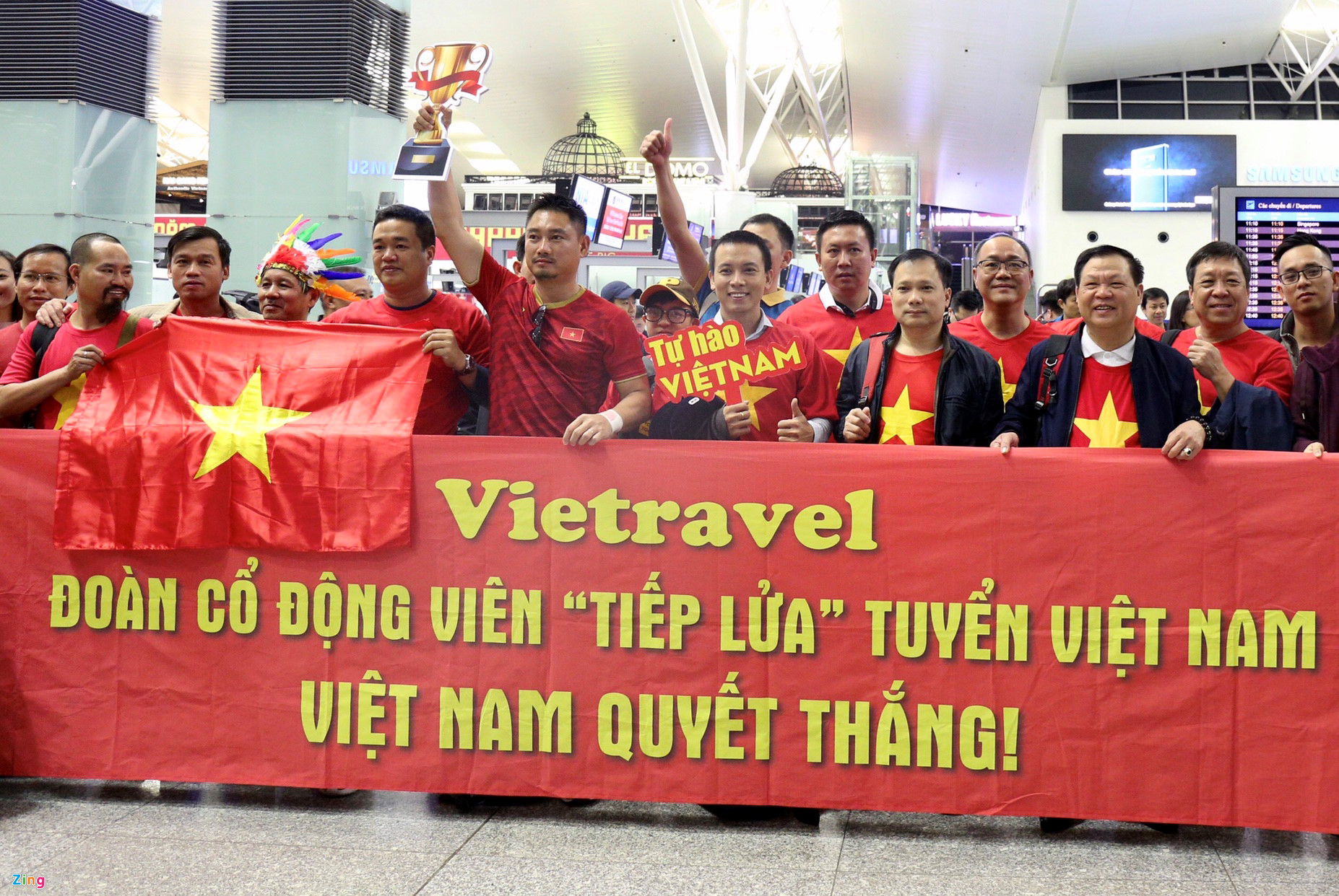 Video ảnh: CĐV lên đường sang Dubai xem bóng đá, sân bay Nội Bài ngập sắc đỏ