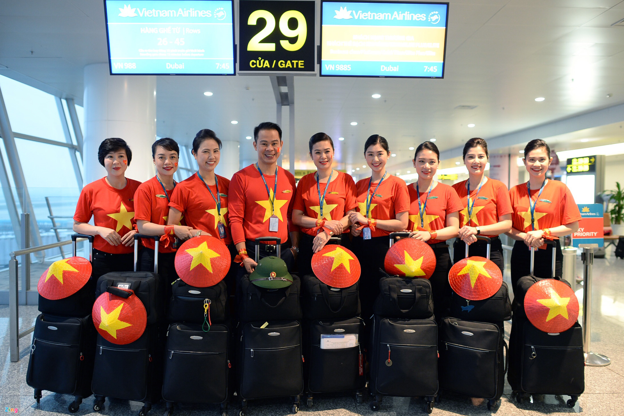 Video ảnh: CĐV lên đường sang Dubai xem bóng đá, sân bay Nội Bài ngập sắc đỏ