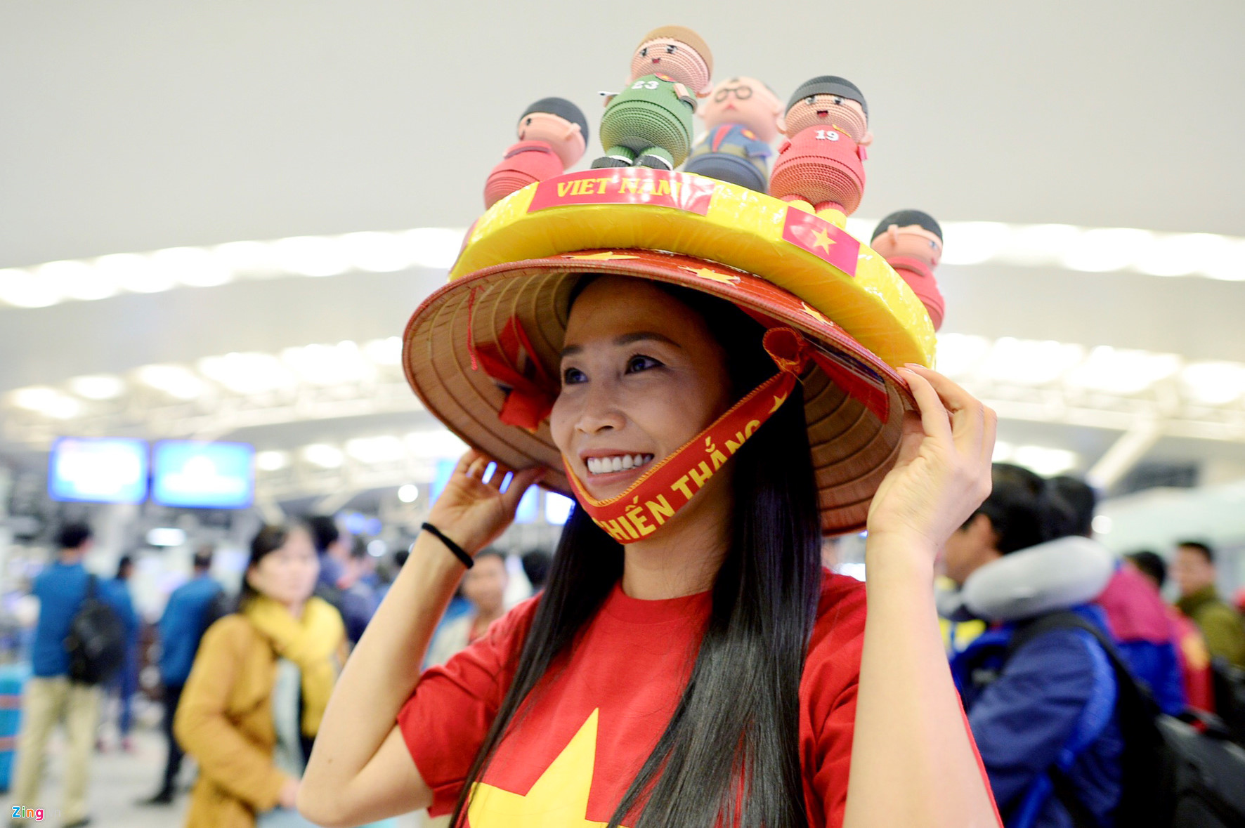 Video ảnh: CĐV lên đường sang Dubai xem bóng đá, sân bay Nội Bài ngập sắc đỏ