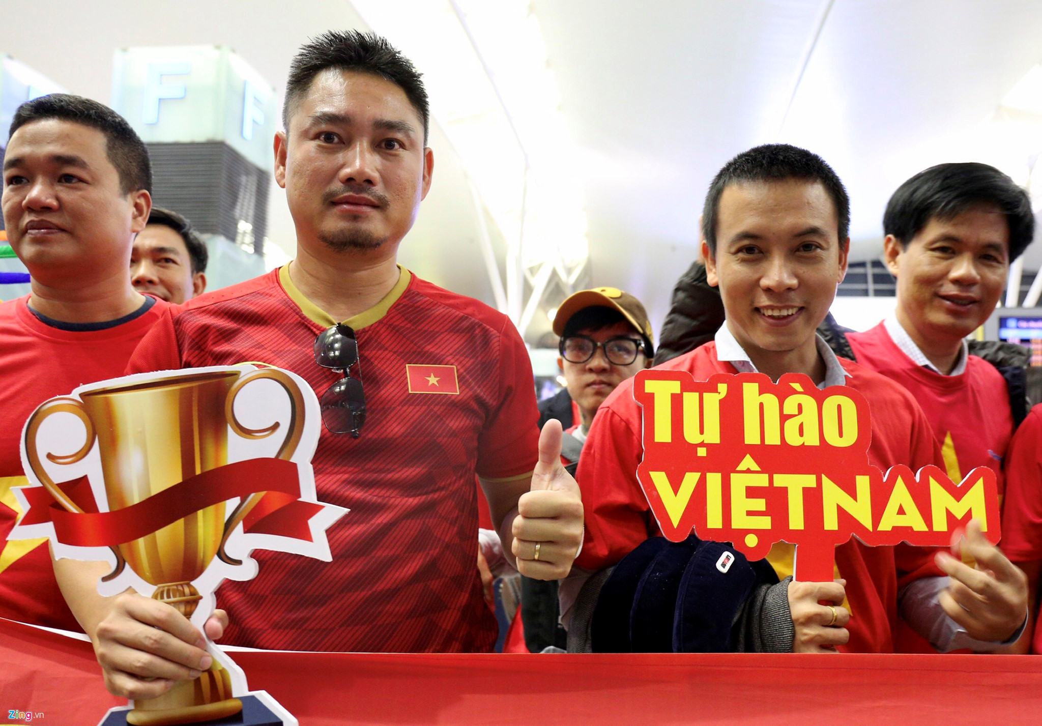 Video ảnh: CĐV lên đường sang Dubai xem bóng đá, sân bay Nội Bài ngập sắc đỏ