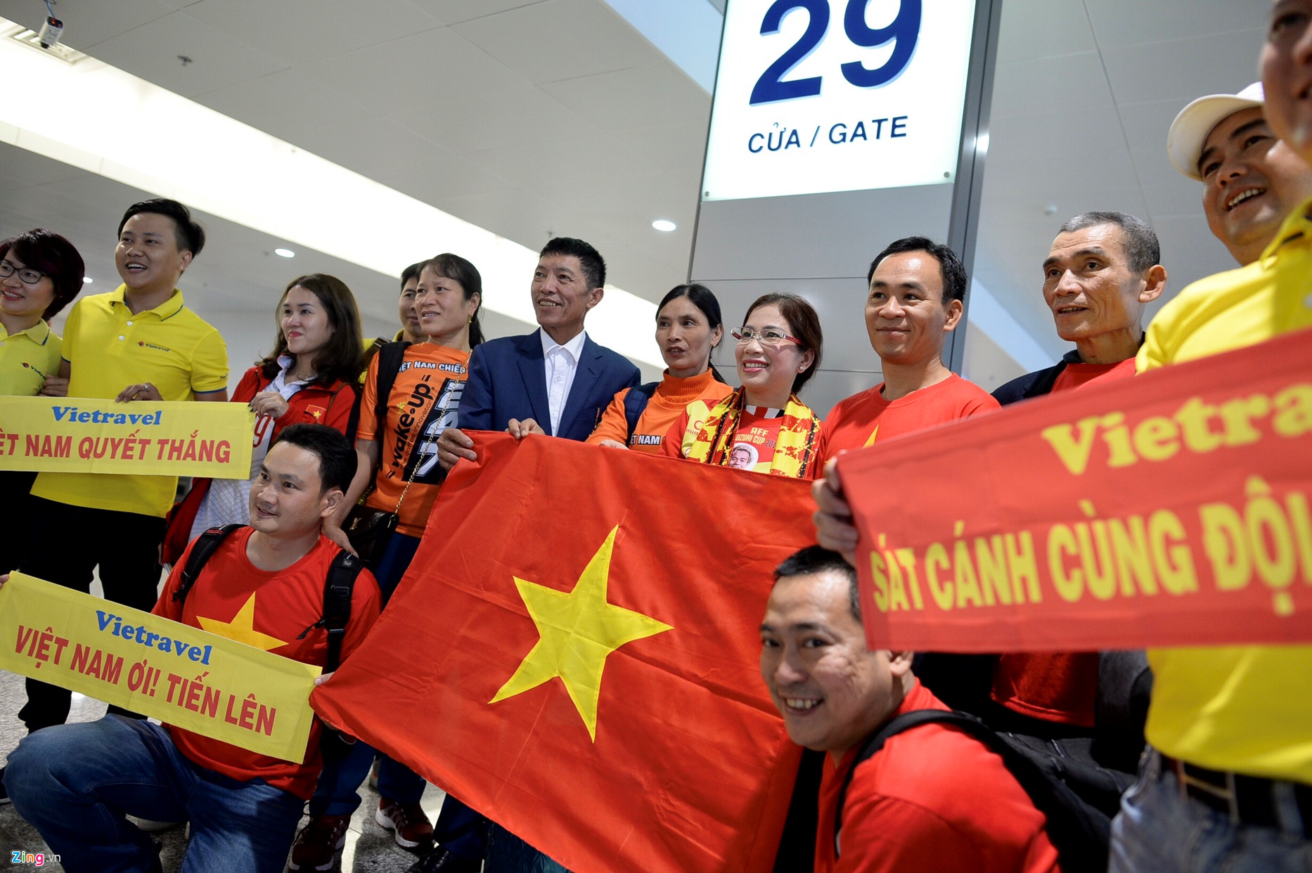 Video ảnh: CĐV lên đường sang Dubai xem bóng đá, sân bay Nội Bài ngập sắc đỏ