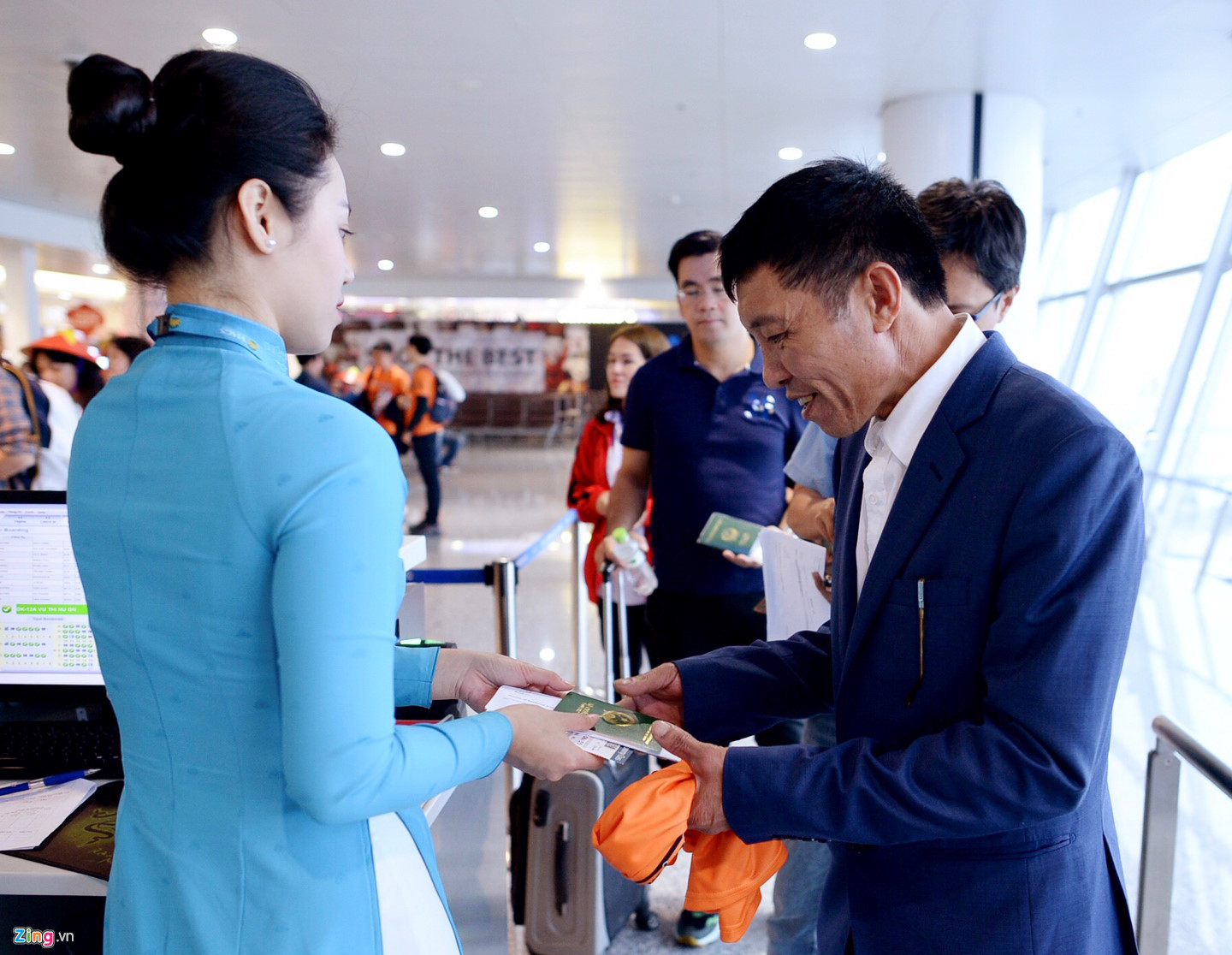 Video ảnh: CĐV lên đường sang Dubai xem bóng đá, sân bay Nội Bài ngập sắc đỏ