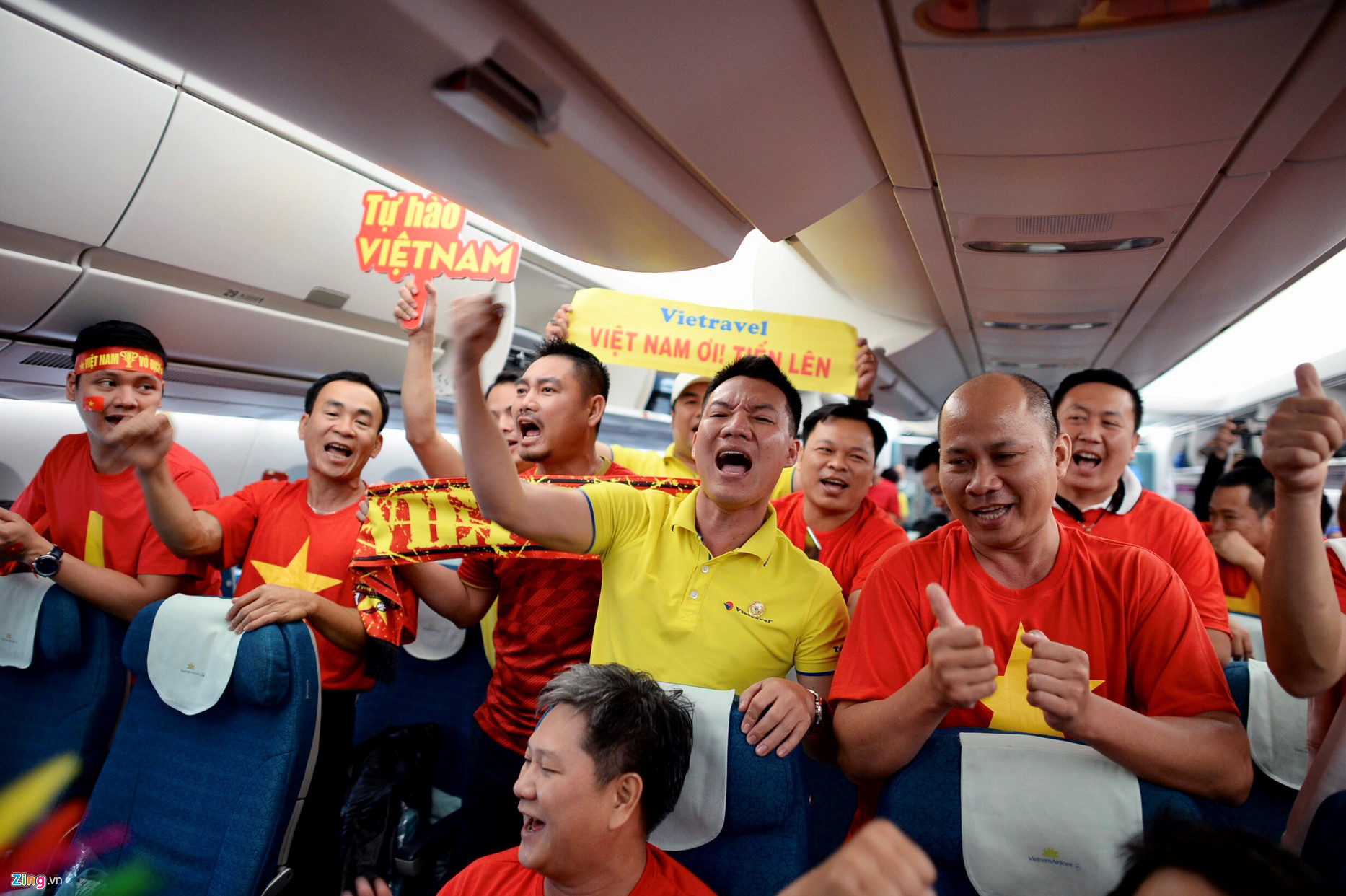 Video ảnh: CĐV lên đường sang Dubai xem bóng đá, sân bay Nội Bài ngập sắc đỏ