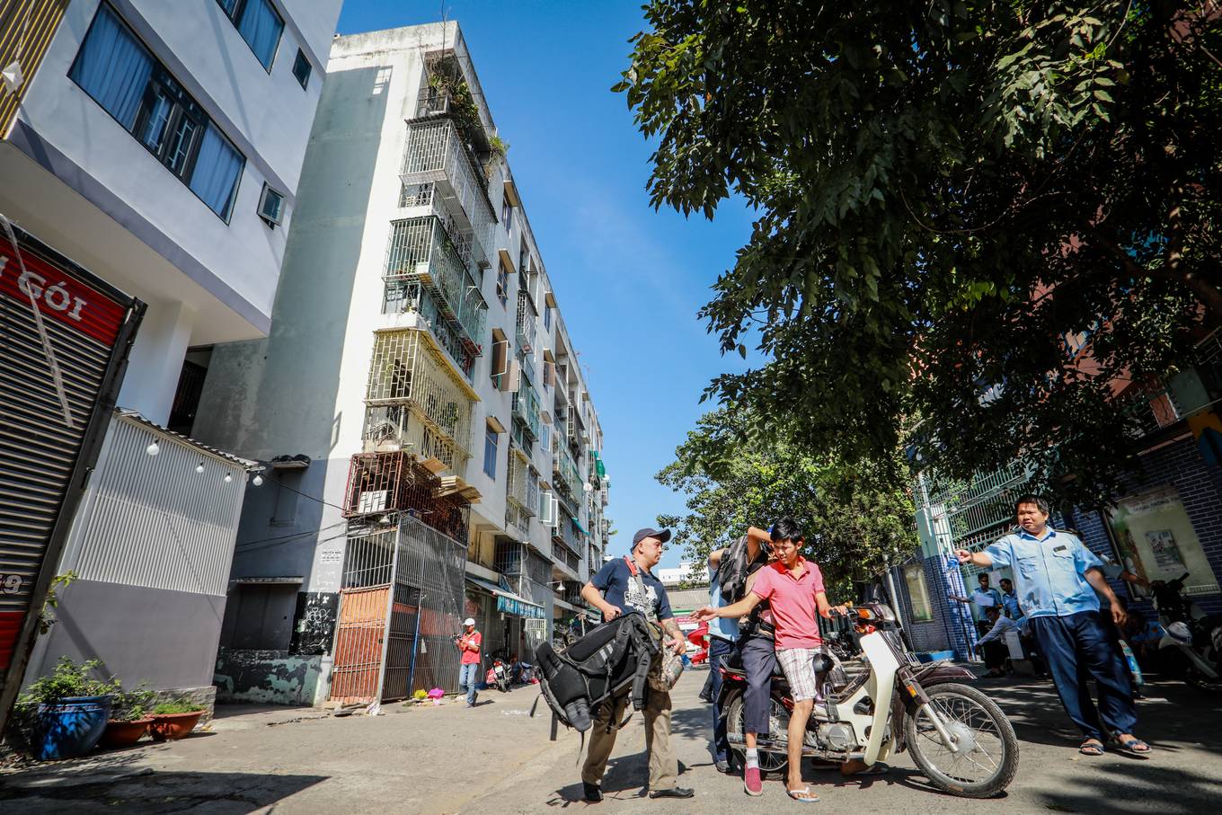 Hàng trăm người trong chung cư nghiêng ở Sài Gòn di dời khẩn cấp