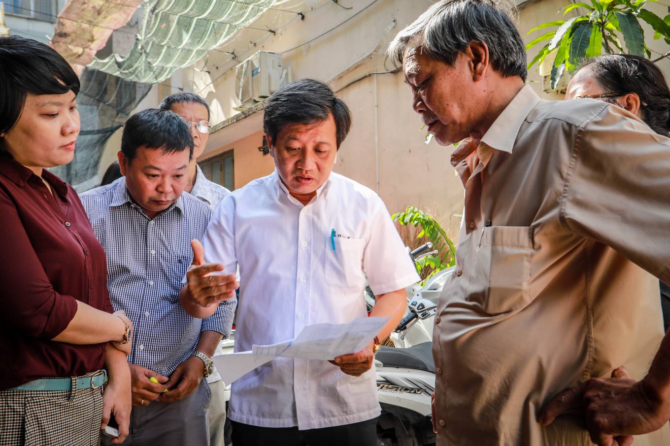 Hàng trăm người trong chung cư nghiêng ở Sài Gòn di dời khẩn cấp