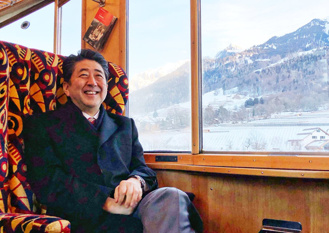 Thủ tướng Nhật đi tàu bình dân đến Diễn đàn Kinh tế Thế giới ở Davos