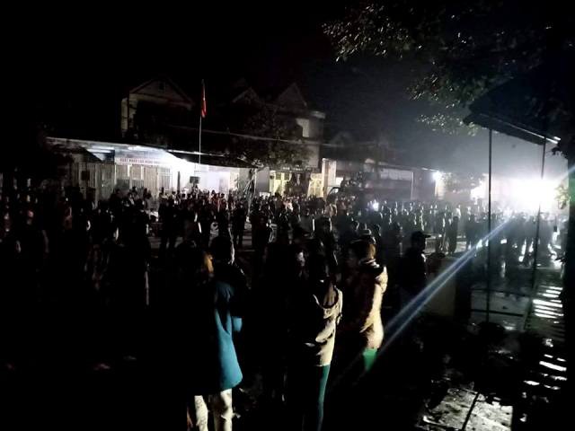 3 ngôi nhà bốc cháy kinh hoàng trong đêm, người dân ôm con bỏ chạy