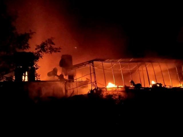 3 ngôi nhà bốc cháy kinh hoàng trong đêm, người dân ôm con bỏ chạy