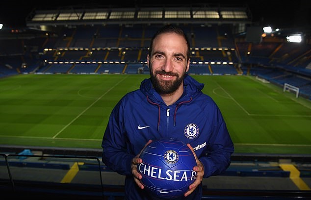Gonzalo Higuain ra mắt Chelsea, hiệu ứng domino chuyển nhượng được kích hoạt