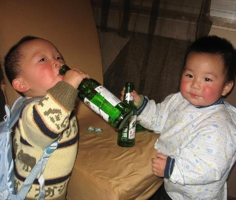 Chỉ vì trò trêu chọc vô ý thức này của người lớn mà khiến 1 trẻ tử vong, bé còn lại bị tổn thương não