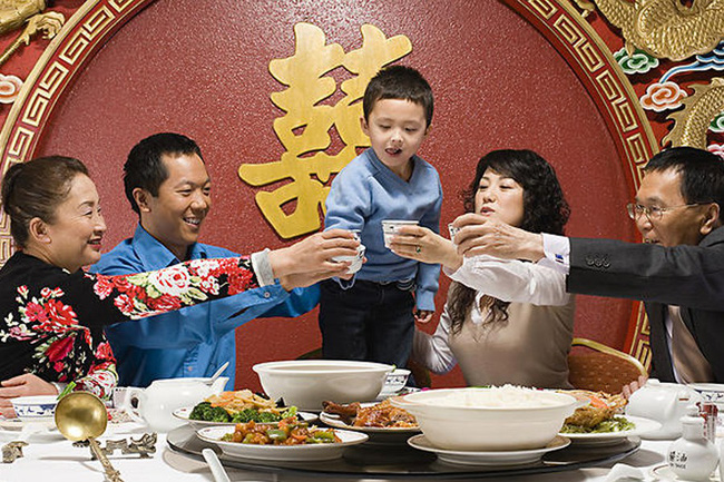 Chỉ vì trò trêu chọc vô ý thức này của người lớn mà khiến 1 trẻ tử vong, bé còn lại bị tổn thương não