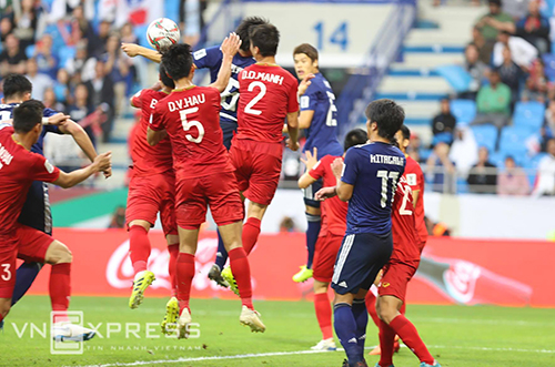 Người hâm mộ trải qua nhiều cung bậc cảm xúc vì VAR