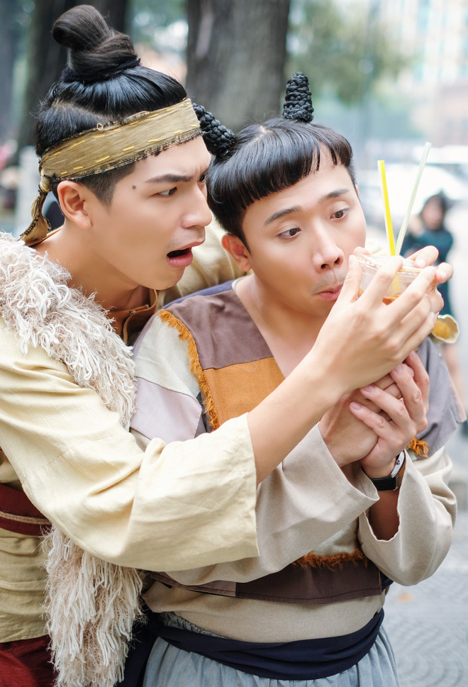 Trấn Thành rủ Trạng Quỳnh xuyên không đại náo đường phố Sài Gòn