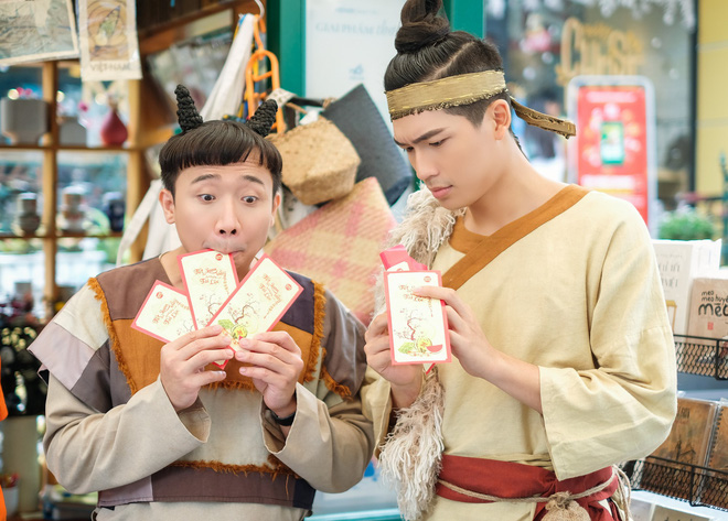 Trấn Thành rủ Trạng Quỳnh xuyên không đại náo đường phố Sài Gòn