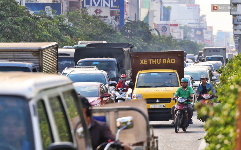 Nỗi ám ảnh của người Sài Gòn những ngày cận Tết: Rừng xe đông nghẹt trên nhiều tuyến đường trung tâm từ trưa đến tối