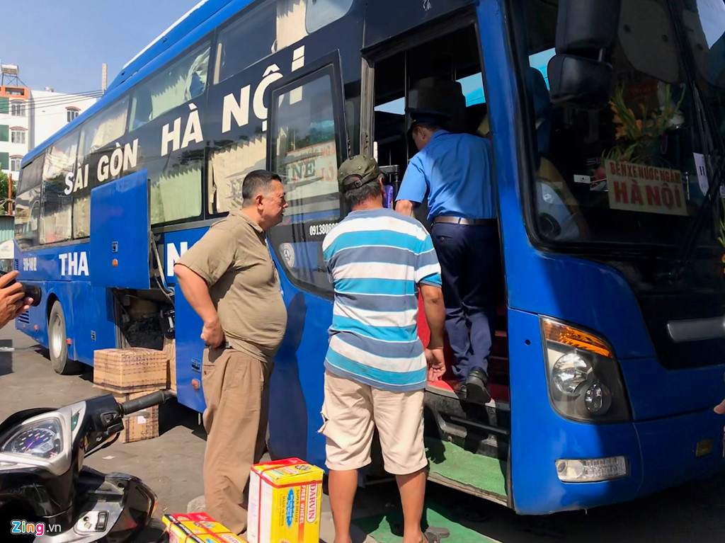 Bến xe cháy vé, người Sài Gòn mua chợ đen giá cắt cổ để về quê