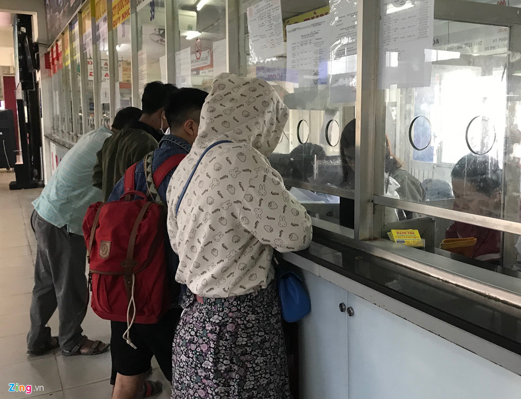 Bến xe cháy vé, người Sài Gòn mua chợ đen giá cắt cổ để về quê