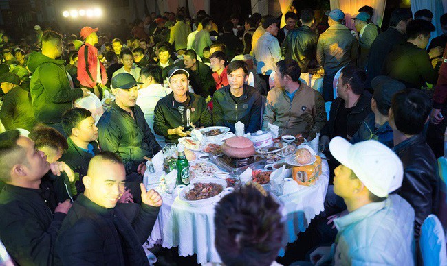 Góc chồng nhà người ta: Tặng vợ cùng bạn bè 3 ô tô và 8 xe ga xịn nhân kỉ niệm 6 năm ngày cưới