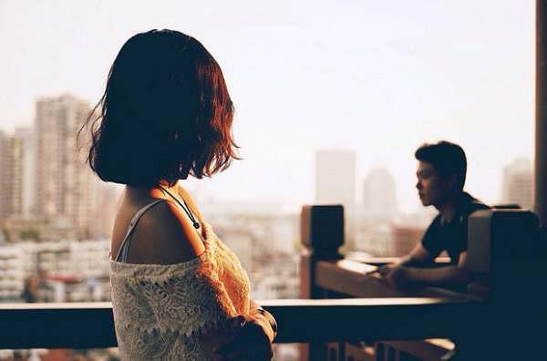 Tự hào vì chồng giàu có làm trưởng phòng, ngày phát hiện một thứ trong xe tôi chết lặng