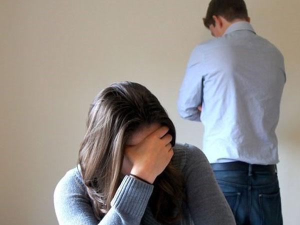 Chạy đi tìm chồng lúc nửa đêm, tôi sửng sốt phát hiện anh đang làm chuyện mờ ám với người tôi ghét nhất