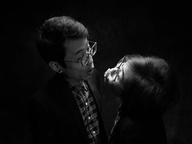 Truy tìm cặp cô dâu, chú rể người chơi trống, người hát rock quẩy tung bar ngay sau giờ hành lễ