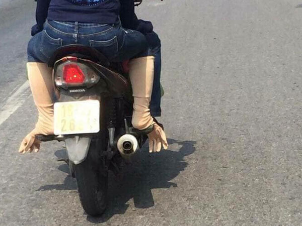 Dùng găng tay thay vớ chân chống nắng, nữ ninja kiểu mới được khen sáng tạo hết phần thiên hạ Dùng găng tay thay vớ chân chống nắng, nữ ninja kiểu mới được khen sáng tạo hết phần thiên hạ