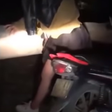 Cặp đôi dừng xe sờ soạng nhau bên đường, còn thản nhiên đáp trả: Nhà em nghèo không có tiền đi nhà nghỉ