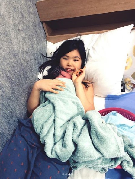 Nữ minh tinh Kim Sam Soon gây chú ý khi công khai cảnh đẻ con dưới nước ngay tại nhà