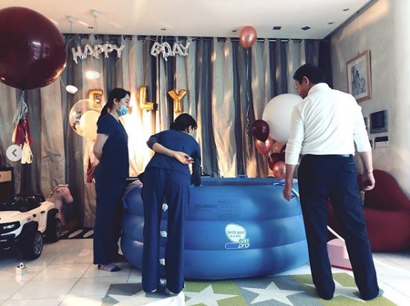 Nữ minh tinh Kim Sam Soon gây chú ý khi công khai cảnh đẻ con dưới nước ngay tại nhà