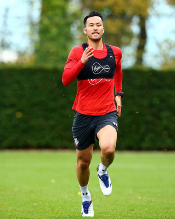 Tại sao các cầu thủ bóng đá mặc áo ngực khi tập luyện