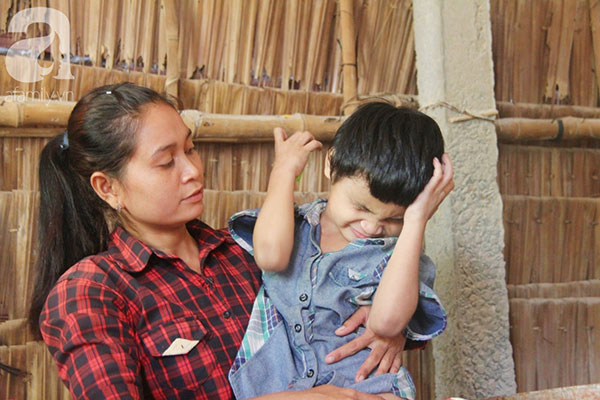 Bố bị chấn thương sọ não, con trai mù 6 tuổi gục đầu lên vai mẹ, ú ớ lấy lá dừa hốt cát để ăn