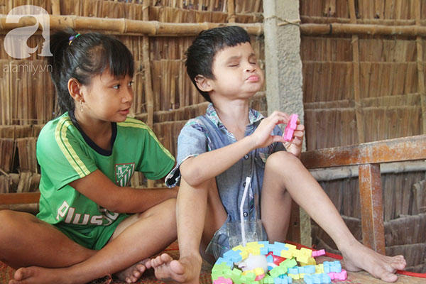 Bố bị chấn thương sọ não, con trai mù 6 tuổi gục đầu lên vai mẹ, ú ớ lấy lá dừa hốt cát để ăn