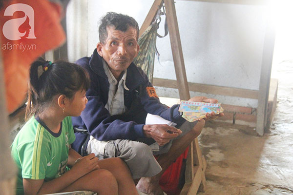 Bố bị chấn thương sọ não, con trai mù 6 tuổi gục đầu lên vai mẹ, ú ớ lấy lá dừa hốt cát để ăn