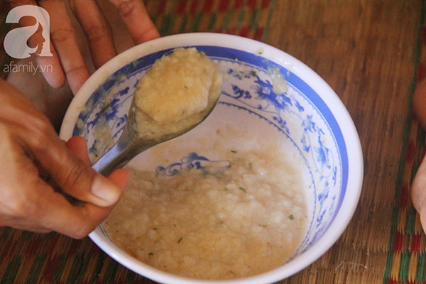 Bố bị chấn thương sọ não, con trai mù 6 tuổi gục đầu lên vai mẹ, ú ớ lấy lá dừa hốt cát để ăn