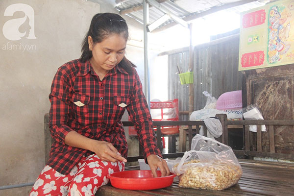 Bố bị chấn thương sọ não, con trai mù 6 tuổi gục đầu lên vai mẹ, ú ớ lấy lá dừa hốt cát để ăn