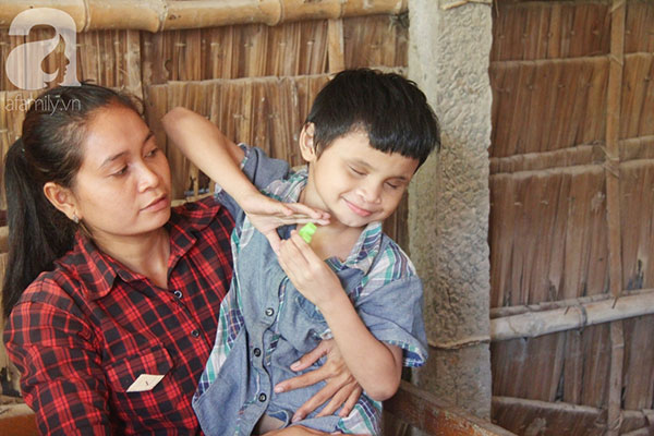 Bố bị chấn thương sọ não, con trai mù 6 tuổi gục đầu lên vai mẹ, ú ớ lấy lá dừa hốt cát để ăn