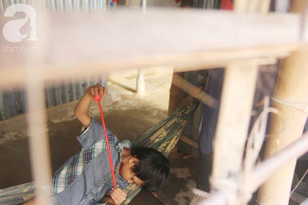 Bố bị chấn thương sọ não, con trai mù 6 tuổi gục đầu lên vai mẹ, ú ớ lấy lá dừa hốt cát để ăn