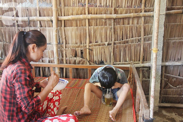 Bố bị chấn thương sọ não, con trai mù 6 tuổi gục đầu lên vai mẹ, ú ớ lấy lá dừa hốt cát để ăn