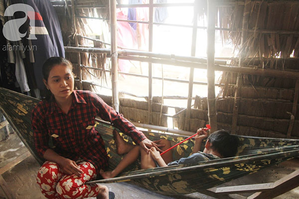 Bố bị chấn thương sọ não, con trai mù 6 tuổi gục đầu lên vai mẹ, ú ớ lấy lá dừa hốt cát để ăn